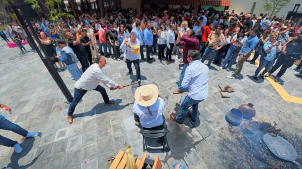 Plaza de La Ranita en Uruapan tras su rehabilitación: vista panorámica del mural monumental, áreas verdes y arquitectura renovada en el Centro Histórico