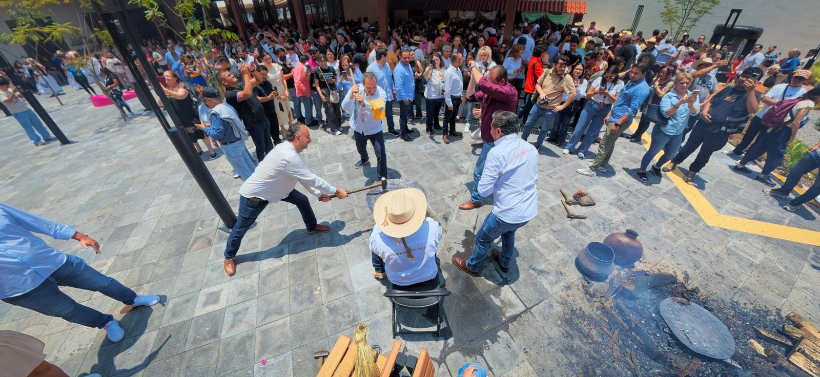 Plaza de La Ranita en Uruapan tras su rehabilitación: vista panorámica del mural monumental, áreas verdes y arquitectura renovada en el Centro Histórico