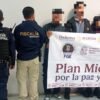 Agentes de SSP y autoridades estatales y municipales realizando operativo en establecimiento de Uruapan, con incautación visible de paquetes y productos comestibles