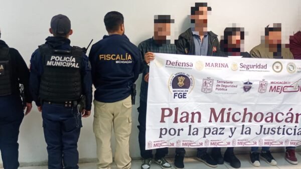 Agentes de SSP y autoridades estatales y municipales realizando operativo en establecimiento de Uruapan, con incautación visible de paquetes y productos comestibles