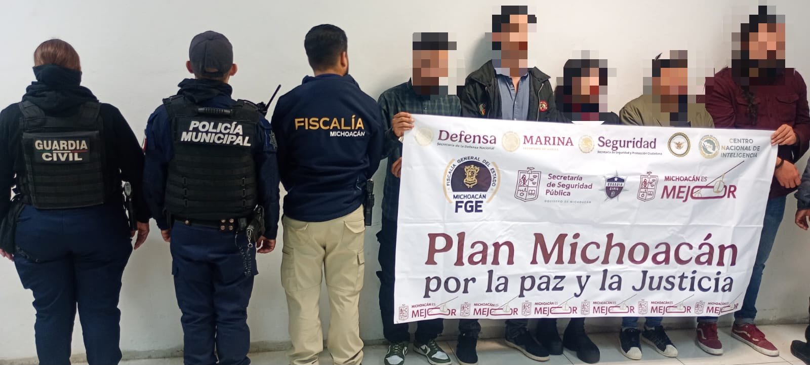 Agentes de SSP y autoridades estatales y municipales realizando operativo en establecimiento de Uruapan, con incautación visible de paquetes y productos comestibles