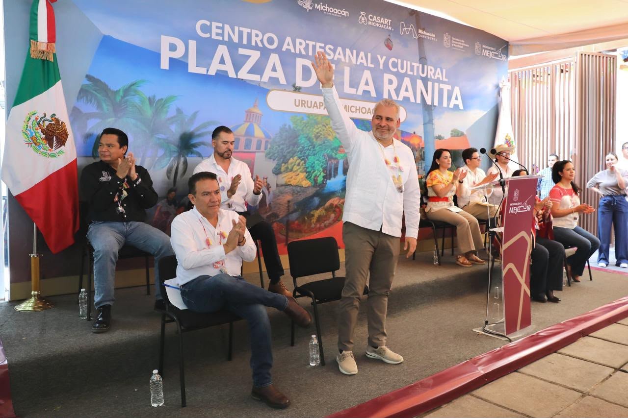 Vista general del Centro Artesanal y Cultural 'Plaza de la Ranita' en Uruapan, con fachada renovada y el mural gigante de Carlos Campos visible en el fondo