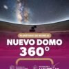 Pantalla circular de proyección 360 grados instalada en el interior del domo del Planetario de Morelia, con butacas reclinables y sistema de audio visible