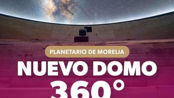Pantalla circular de proyección 360 grados instalada en el interior del domo del Planetario de Morelia, con butacas reclinables y sistema de audio visible
