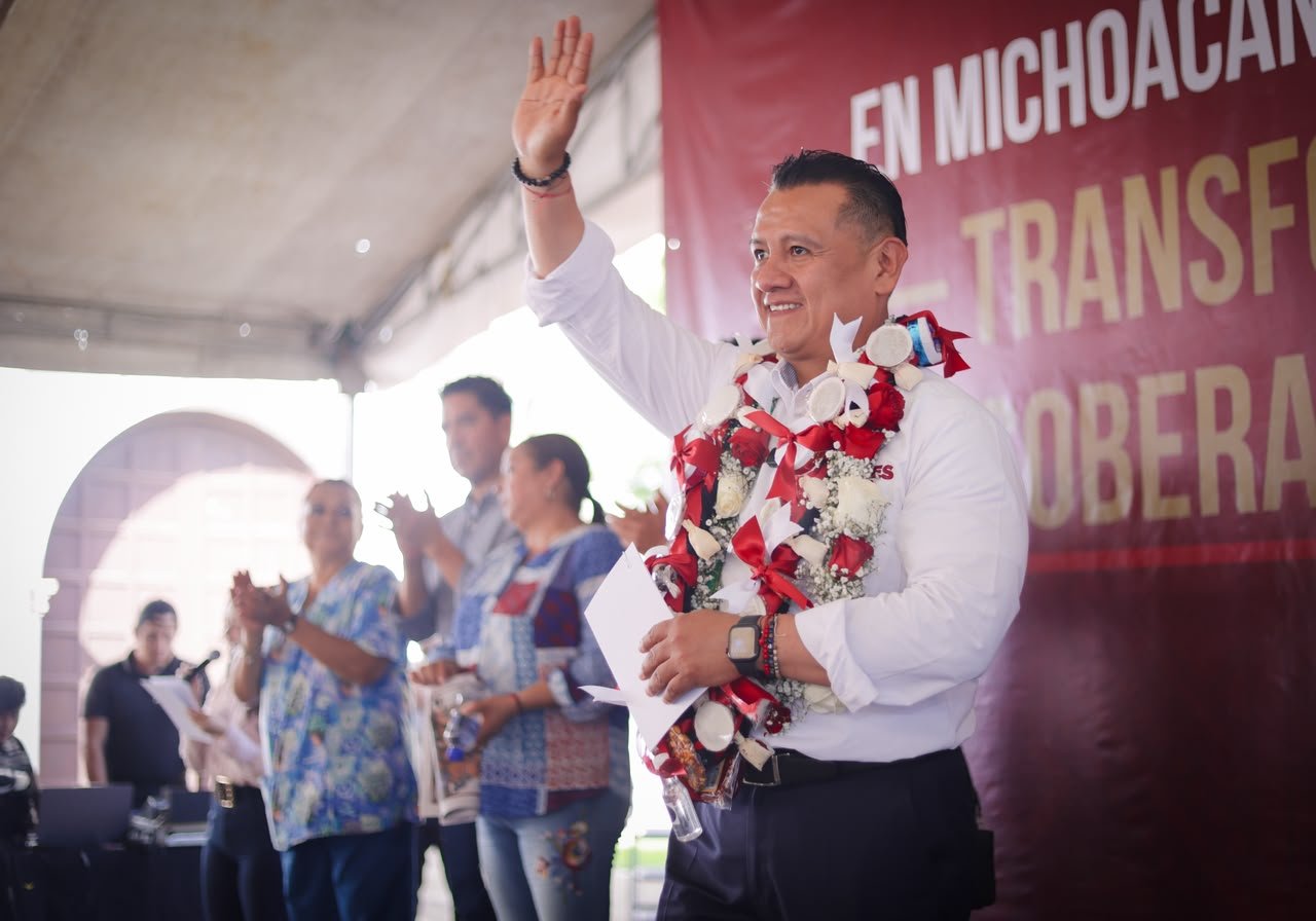 Carlos Torres Piña hablando ante una multitud en la plaza principal de Tiripetío, Michoacán, durante una asamblea informativa