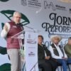 Gobernador Alfredo Ramírez Bedolla participando en actividad de reforestación con personal y comunidades en zona limítrofe entre Morelia y Charo