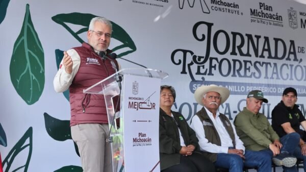 Gobernador Alfredo Ramírez Bedolla participando en actividad de reforestación con personal y comunidades en zona limítrofe entre Morelia y Charo