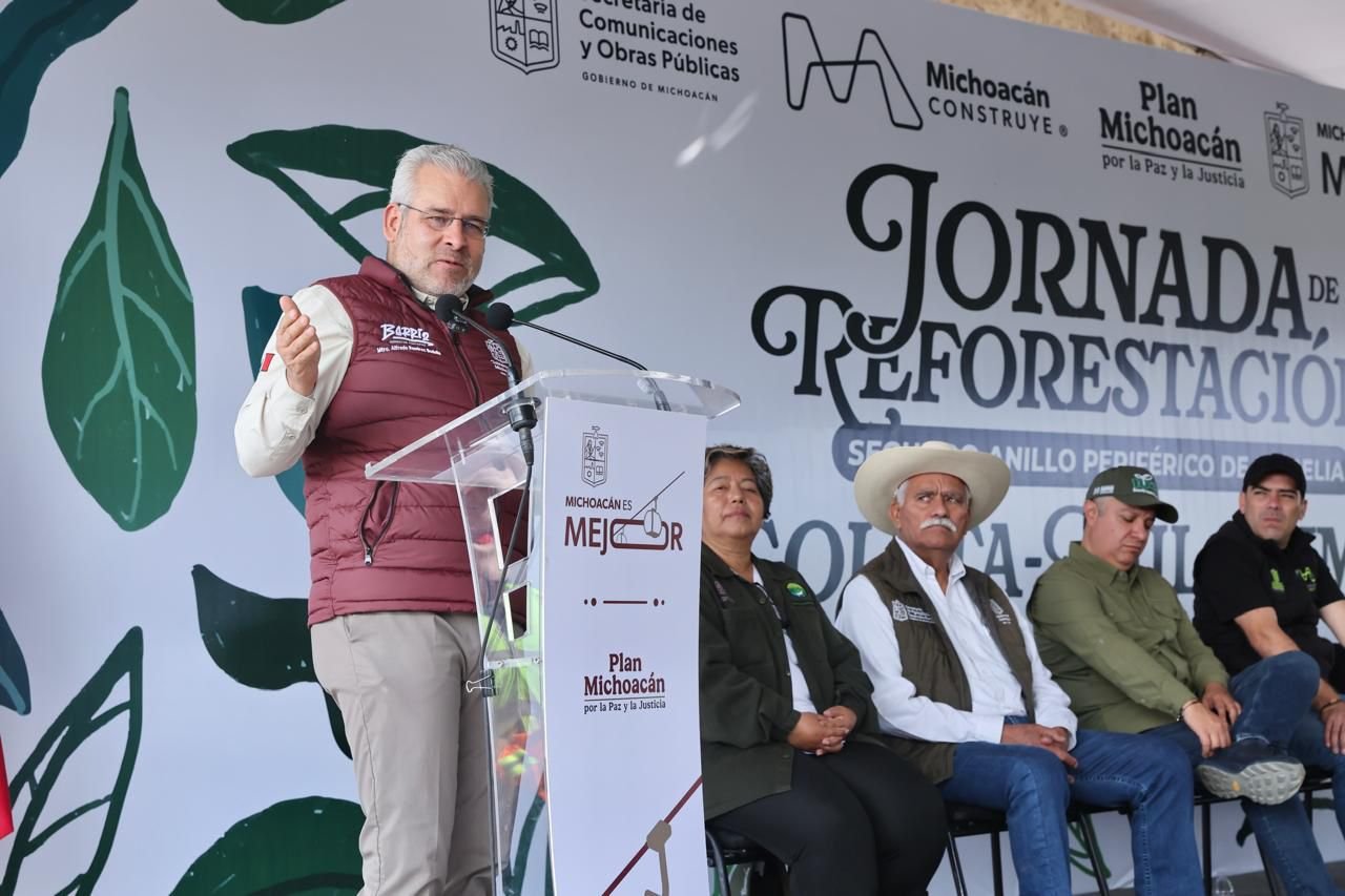 Gobernador Alfredo Ramírez Bedolla participando en actividad de reforestación con personal y comunidades en zona limítrofe entre Morelia y Charo
