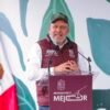Gobernador Alfredo Ramírez Bedolla plantando un árbol nativo en Villas del Pedregal, acompañado de personal y árboles recién trasplantados