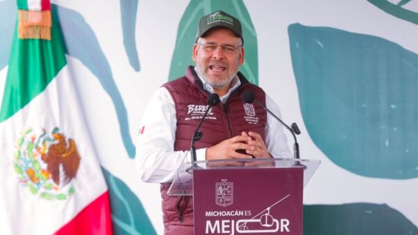 Gobernador Alfredo Ramírez Bedolla plantando un árbol nativo en Villas del Pedregal, acompañado de personal y árboles recién trasplantados