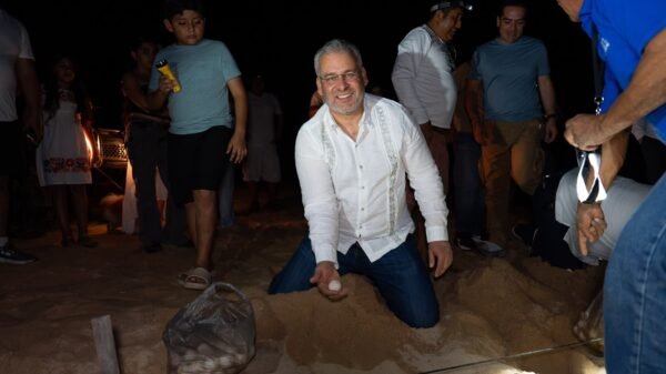 Gobernador Alfredo Ramírez Bedolla en el campamento tortuguero de Colola, Aquila, supervisando labores de protección y conservación