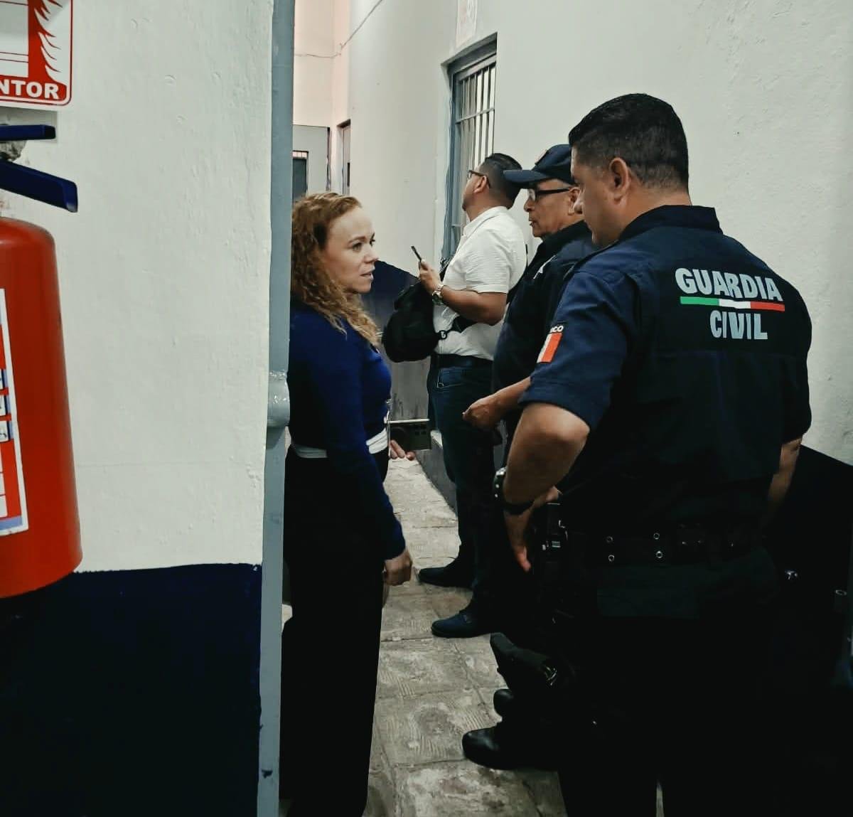 Funcionarios de la FGE Michoacán realizando una inspección en una sede regional, acompañados por representantes de la CEDH y autoridades municipales