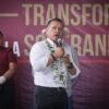 Carlos Torres Piña hablando ante micrófonos en un evento público en Morelia, Michoacán, sobre seguridad y registro de líneas telefónicas
