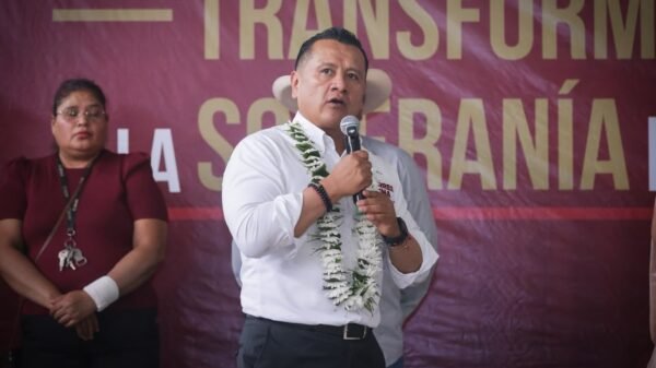 Carlos Torres Piña hablando ante micrófonos en un evento público en Morelia, Michoacán, sobre seguridad y registro de líneas telefónicas