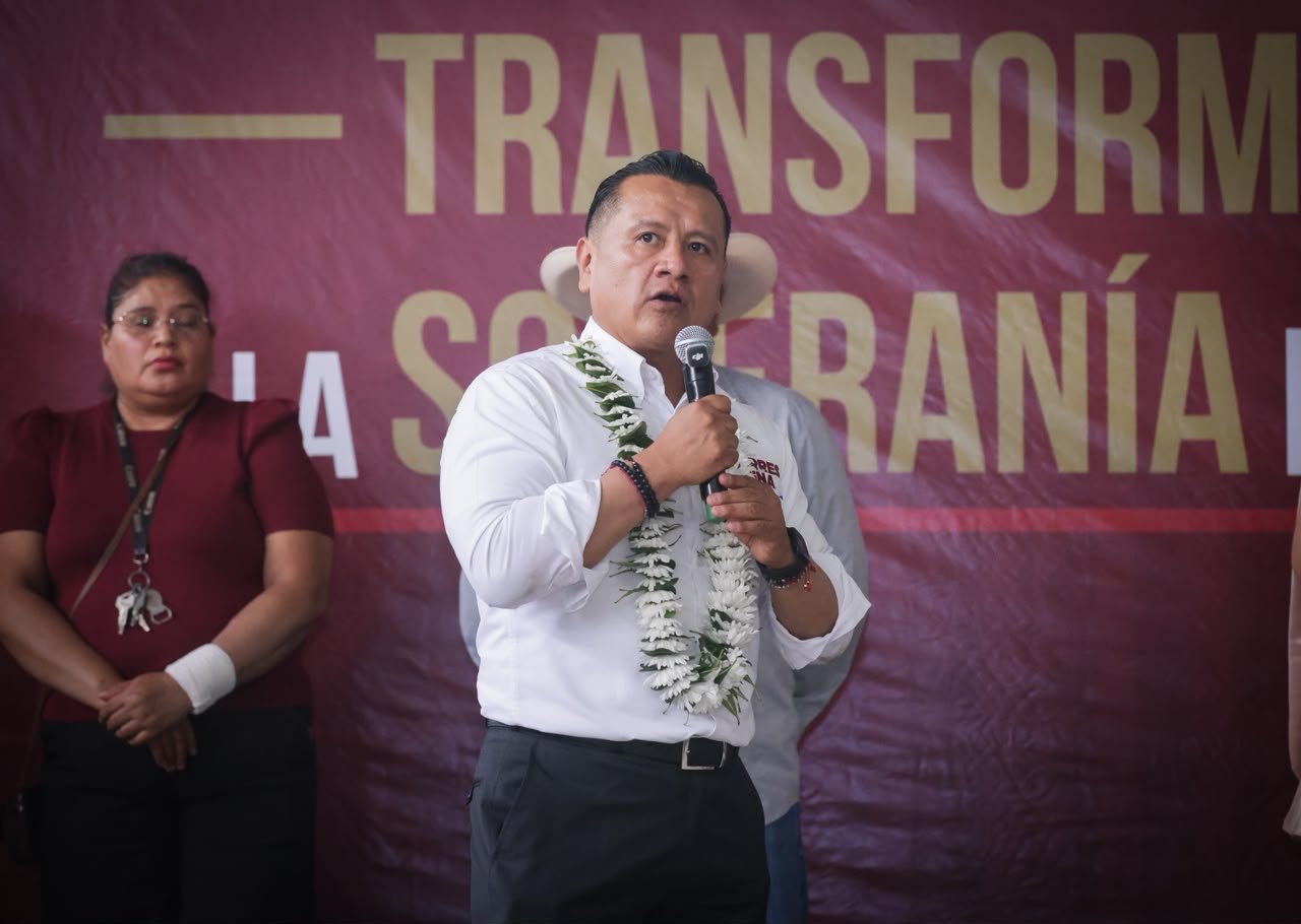 Carlos Torres Piña hablando ante micrófonos en un evento público en Morelia, Michoacán, sobre seguridad y registro de líneas telefónicas