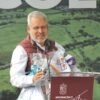 Gobernador Alfredo Ramírez Bedolla en acto de inauguración de la carretera Coeneo-Zipiajo, con señalización vial y personal técnico presente