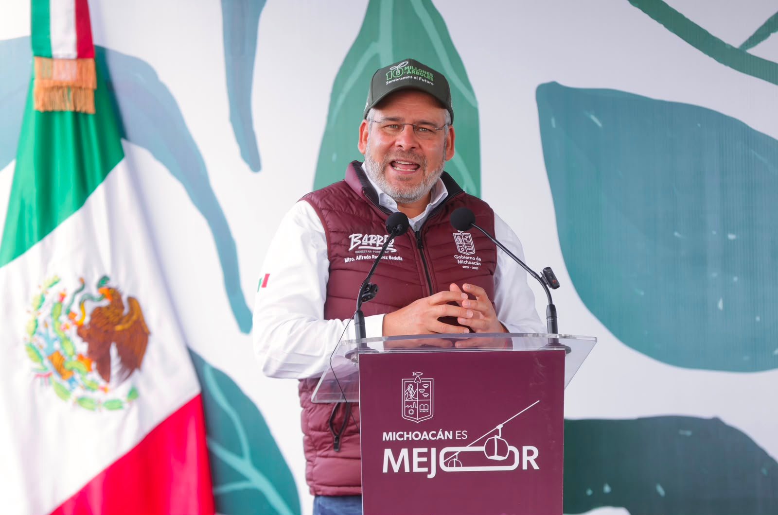 Gobernador Alfredo Ramírez Bedolla y autoridades plantando árboles en Villas del Pedregal, Morelia, durante jornada de reforestación del Morebús.