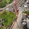 Obra en construcción en el paso superior ferroviario de Tres Puentes, Morelia, con maquinaria y señalización vial