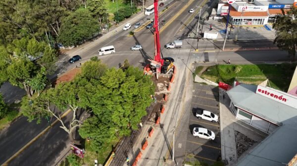 Obra en construcción en el paso superior ferroviario de Tres Puentes, Morelia, con maquinaria y señalización vial