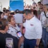 Carlos Torres Piña en una reunión con mujeres empresarias en Michoacán, escuchando activamente, sin micrófono ni discurso, en un entorno informal y cercano
