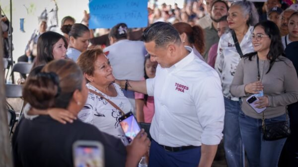 Carlos Torres Piña en una reunión con mujeres empresarias en Michoacán, escuchando activamente, sin micrófono ni discurso, en un entorno informal y cercano