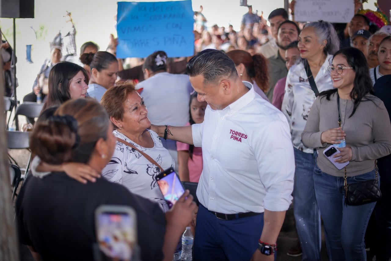 Carlos Torres Piña en una reunión con mujeres empresarias en Michoacán, escuchando activamente, sin micrófono ni discurso, en un entorno informal y cercano