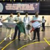 Tres estudiantes michoacanos sonrientes junto a su proyecto 'Actiplus' en una feria internacional de ciencia en Colombia.