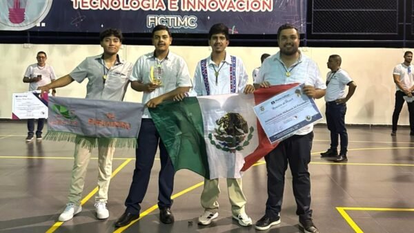 Tres estudiantes michoacanos sonrientes junto a su proyecto 'Actiplus' en una feria internacional de ciencia en Colombia.