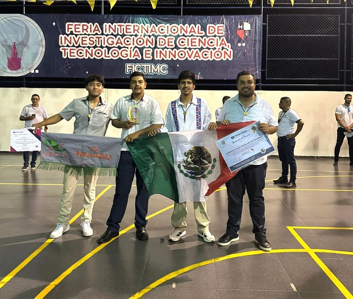 Tres estudiantes michoacanos sonrientes junto a su proyecto 'Actiplus' en una feria internacional de ciencia en Colombia.