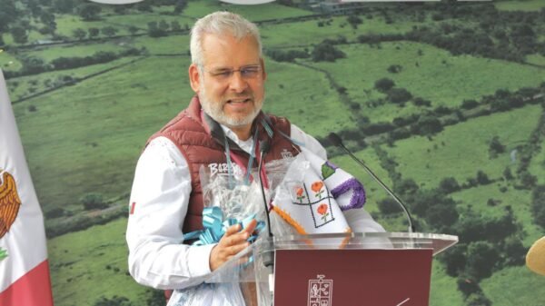 Gobernador Alfredo Ramírez Bedolla junto a autoridades locales e integrantes de la comunidad indígena de Zipiajo durante la inauguración de la carretera reconstruida