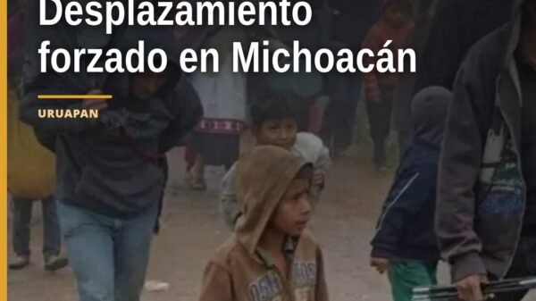 Mapa de Michoacán con marcadores en Uruapan, Zamora y Tumbiscatío, junto a iconos de vivienda y desplazamiento forzado
