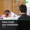 Logotipo de D4TA Datos Gratis junto a jóvenes michoacanos usando celulares con conexión móvil, fondo con bandera de