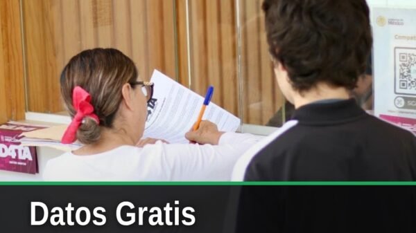 Logotipo de D4TA Datos Gratis junto a jóvenes michoacanos usando celulares con conexión móvil, fondo con bandera de