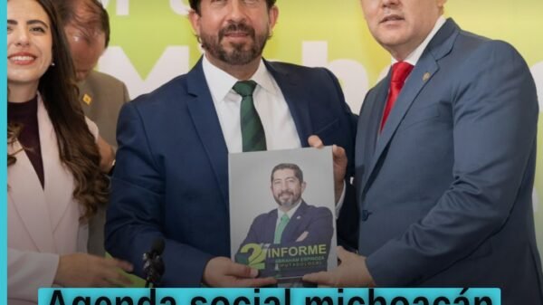 Fotografía de Abraham Espinoza Villa, diputado del PVEM, en sesión del Congreso de Michoacán, con fondo de bandera estatal y
