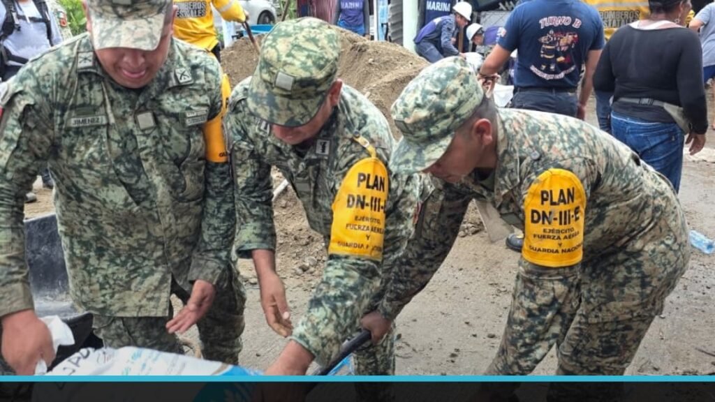 Militares del 82 Batallón de Infantería colocando costales de arena como barrera contra el agua en Playa Azul durante la