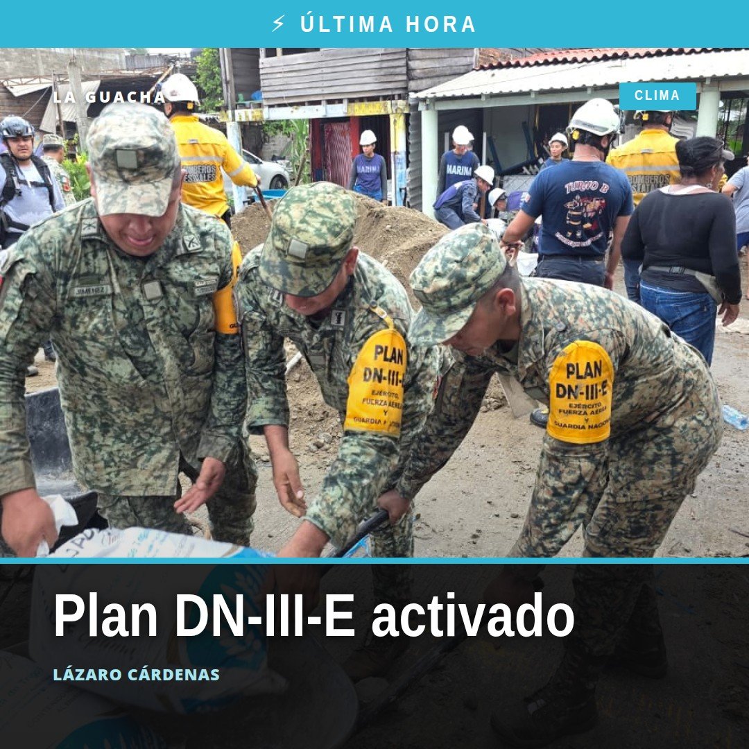 Militares del 82 Batallón de Infantería colocando costales de arena como barrera contra el agua en Playa Azul durante la