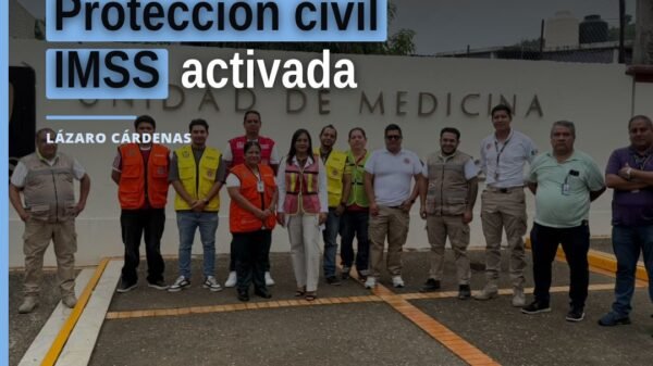 Equipo del IMSS Michoacán realizando inspección en azotea y ductos pluviales del HGZ/MF No. 12 en Lázaro Cárdenas, como