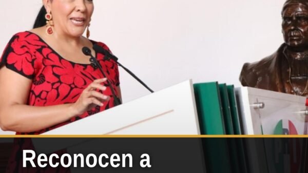 Adriana Campos Huirache y Guillermo Valencia Reyes en el Congreso del Estado de Michoacán durante la presentación del