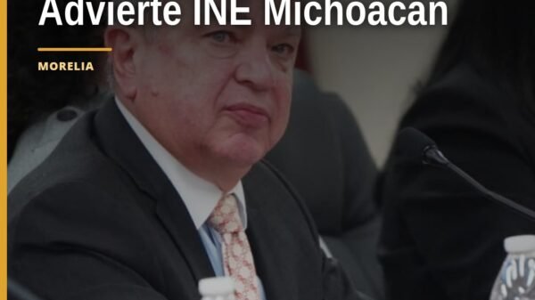 Consejero del INE en Michoacán, Manuel Plascencia Vázquez, hablando ante micrófonos durante la instalación del Consejo Local