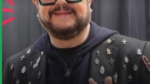 Aleks Syntek en una transmisión en vivo, con micrófono y expresión intensa, fondo difuminado, relacionado con la polémica