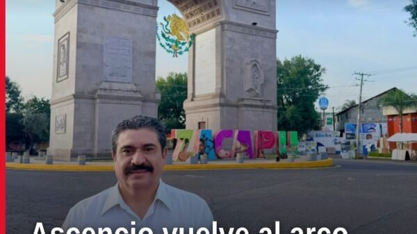 Antonio Ascencio posa orgulloso frente al arco del triunfo zacapu en Zacapu, Michoacán, el 19 de septiembre de 2026