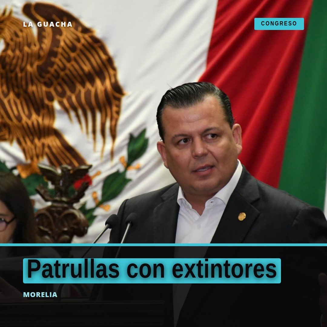 Ilustración de una patrulla policial en Morelia con extintor visible en el interior, fondo del Congreso del Estado de