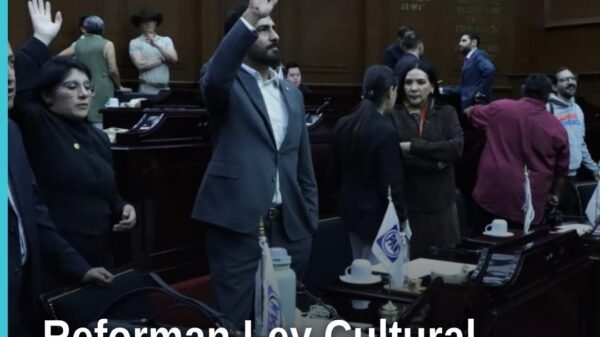 reformas ley desarrollo cultural: diputados michoacanos en sesión plenaria en el Congreso del Estado en Morelia, con bandera