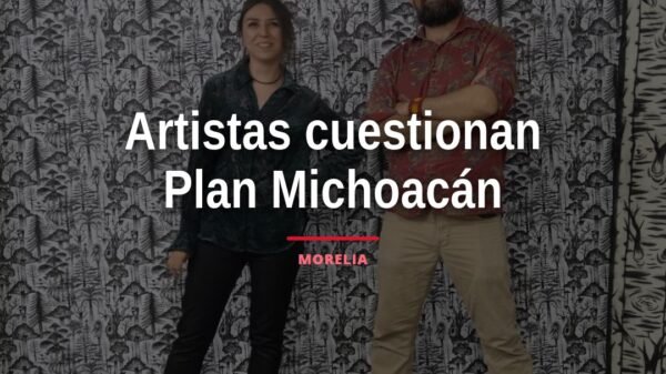 Ilustrador y artista visual Nurivan Viloria hablando sobre la crítica al Plan Michoacán en Morelia, con fondo neutro y