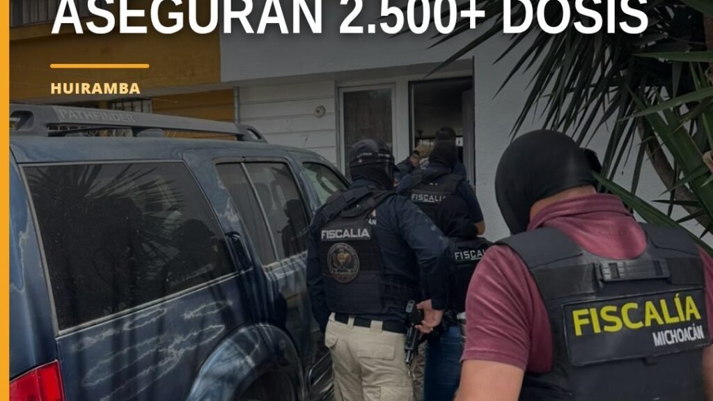 aseguran dosis metanfetamina: agentes de la Fiscalía General del Estado de Michoacán con paquetes de droga decomisados en