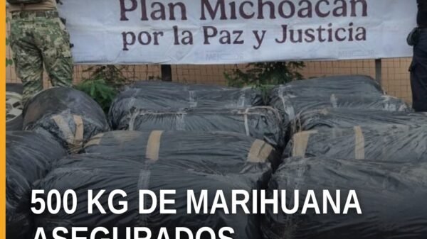 Camioneta Chevrolet pickup asegurada con 500 kg de marihuana en Lázaro Cárdenas, Michoacán