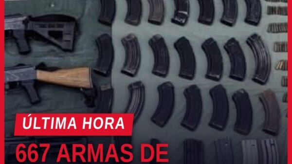 Imagen representativa de operativo policial en Michoacán con armas de fuego michoacán decomisadas sobre una mesa