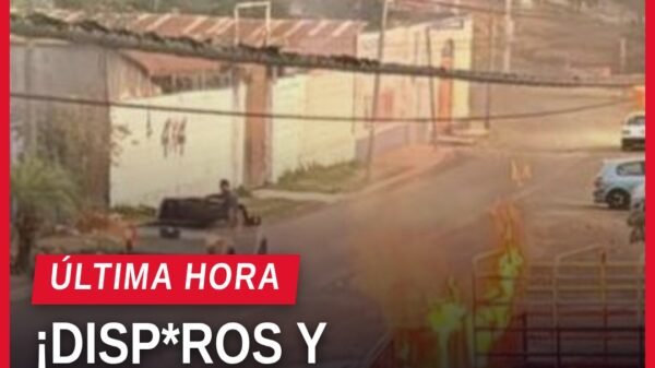 ataque armado uruapan: camioneta calcinada frente al restaurante 'Los Pajaretes' en la colonia Emiliano Zapata, Uruapan