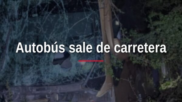 autobús primiera plus volcado o fuera de la carretera Morelia-Salamanca en Michoacán tras ataque con rocas