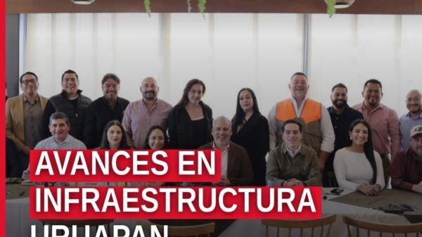 Avances en infraestructura: foto de grupo de constructores y autoridades estatales en reunión en Uruapan, con fondo de obra
